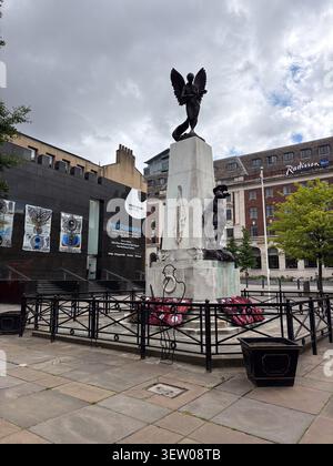 Le City Square War Memorial avec des statues de bronze dans le centre de City Square, Leeds, West Yorkshire, Angleterre. Banque D'Images