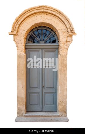 Vieille porte double en bois gris avec une élégante fenêtre de tableau arrière cintré et une grille en fer forgé en forme d'éventail, encadrée par une brique et des plas traditionnels altérés par les intempéries Banque D'Images
