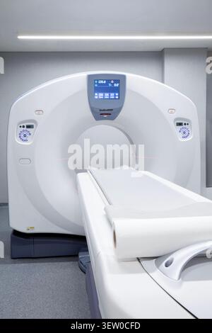 Centre de radiologie hospitalier moderne équipé d'un scanner TDM, IRM ou TEP de haute technologie. Imagerie de médecine nucléaire avancée, résonance magnétique et scintigraphie. Banque D'Images