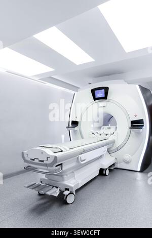 Centre de radiologie hospitalier moderne équipé d'un scanner TDM, IRM ou TEP de haute technologie. Imagerie de médecine nucléaire avancée, résonance magnétique et scintigraphie. Banque D'Images