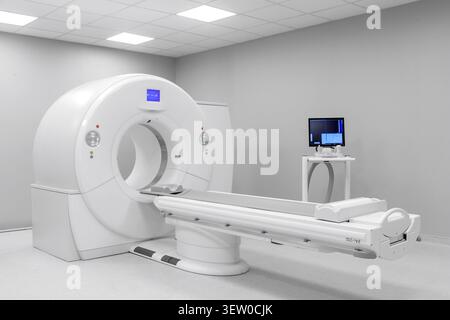 Centre de radiologie hospitalier moderne équipé d'un scanner TDM, IRM ou TEP de haute technologie. Imagerie de médecine nucléaire avancée, résonance magnétique et scintigraphie. Banque D'Images