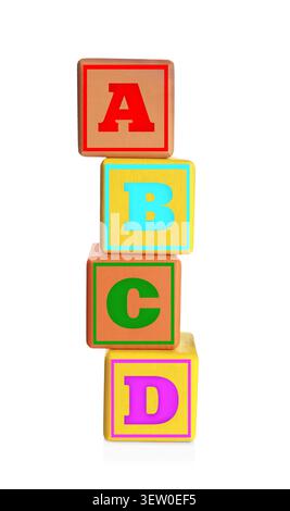 Cubes alphabétiques empilés avec des lettres isolées sur blanc Banque D'Images