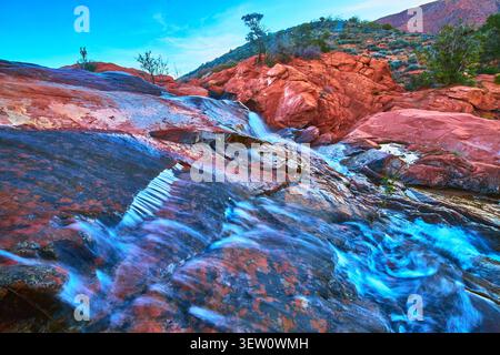 Cascade coulant sur Red Sandstone Rocks dans Desert Landscape Utah Banque D'Images