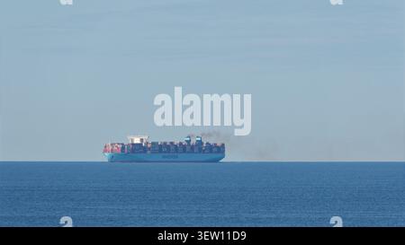 Navire cargo Maersk transportant des conteneurs à travers la haute mer, représentant le transport maritime mondial Banque D'Images