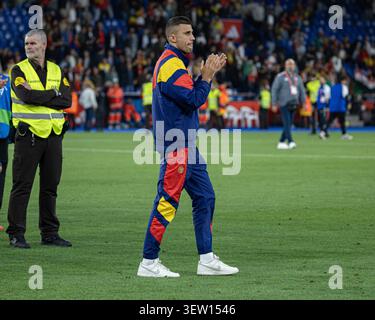 Espagne v Irak - International Friendly A Coruña, Espagne - 4 juin : Rodrigo Hernandez, d'Espagne, frappe les fans lors d'un match amical international à la Coruña Banque D'Images