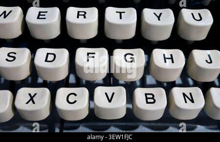 Gros plan du clavier vintage de machine à écrire avec touches rondes et disposition QWERTY Banque D'Images