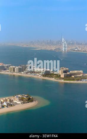Vue surélevée sur Burj Al Arab et Dubaï depuis Palm Jumeirah, Émirats arabes Unis Banque D'Images