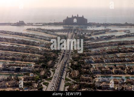 Vue surélevée sur Palm Jumeirah et Atlantis The Palm Resort à Dubaï, Émirats arabes Unis Banque D'Images