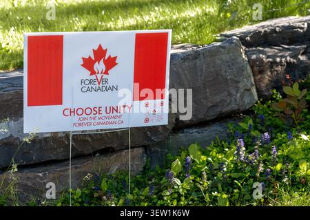 Juin 2026 : affiche pro-Canada promouvant l'unité nationale affichée sur une pelouse résidentielle. Calgary Alberta Banque D'Images
