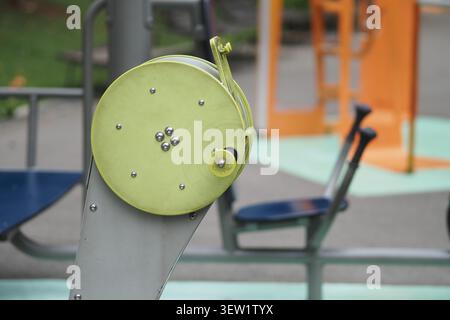 Équipement d'exercice extérieur dans un parc près d'un terrain de jeux Banque D'Images