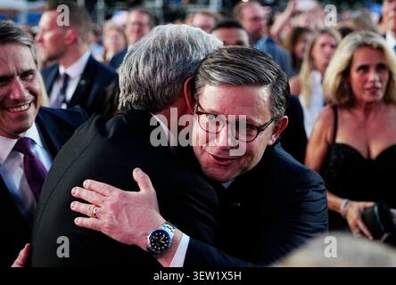 Speaker of the United States House of Representatives Mike Johnson (Republican of Louisiana) hugs Administrator of the Centers for Medicare & Medicaid Services (CMS) Dr. Mehmet Oz as they wait for President Donald Trump to speak at a rally to kick off the 16-day Great American State Fair as part of Washington, DC's celebration of the nation's 250th birthday on the National Mall on Wednesday, June 24, 2026. The rally will include military flyovers, musical performances from Lee Greenwood and Christopher Macchio, and the U.S. Army Band, the U.S. Marine Band and Armed Forces choirs. Credit: Bon Banque D'Images