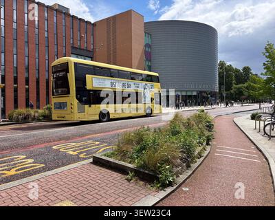 Bus à impériale Yellow Bee Network sur Oxford Road près de l'Université de Manchester, Manchester, Royaume-Uni. Banque D'Images
