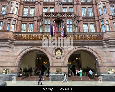 La façade baroque édouardienne du Midland Hotel à Manchester, au Royaume-Uni, présente des briques en terre cuite rouge ornées et une grande entrée voûtée. Banque D'Images