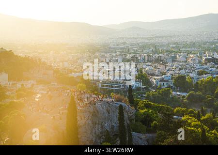 Touristes appréciant le coucher du soleil vue sur le paysage urbain de Areopagus Hill Banque D'Images