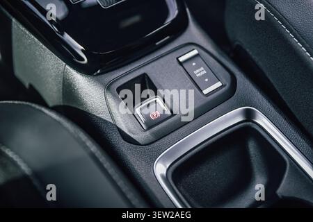 Vue rapprochée des indicateurs de sélecteur de transmission automatique noirs brillants et élégants et des boutons du tableau de bord environnants Banque D'Images