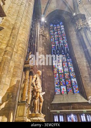 Intérieur de la cathédrale de Milan, ou Cathédrale-Basilique métropolitaine de la Nativité de Sainte-Marie, à Milan, Lombardie, Italie Banque D'Images