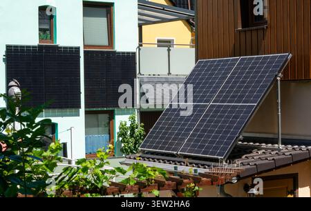 Système de panneaux solaires installé sur une maison privée pour l'électricité renouvelable Banque D'Images