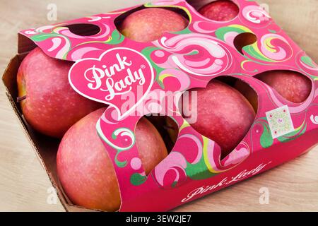 Hambourg, Allemagne - 29 mai 2026 : 6 pommes Pink Lady sur fond en bois Banque D'Images