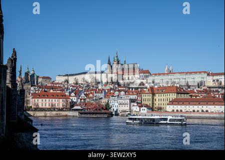 Vue large de jour du complexe du château de Prague et du quartier historique de Mala Strana dominant la Vltava à Prague, République tchèque Banque D'Images