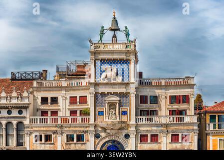 St Marc's Clocktower, monument emblématique de Venise, Italie. Situé sur la Piazza San Marco, c'est l'un des sites touristiques les plus reconnaissables de la ville Banque D'Images