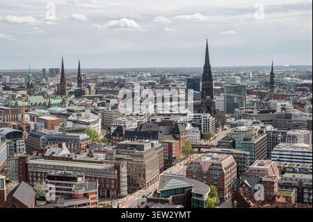Vue aérienne du centre-ville de Hambourg montrant des flèches d'églises historiques et des bâtiments modernes par une journée de printemps, Allemagne. Banque D'Images