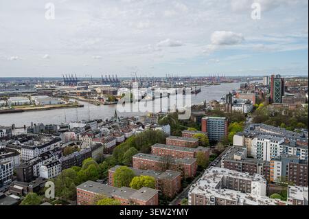 Vue en contre-plongée sur les quartiers résidentiels en direction de l'Elbe et du port industriel de Hambourg, en Allemagne. Banque D'Images