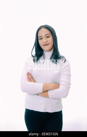 Femme d'affaires asiatique confiante posant avec les bras croisés sur fond blanc Banque D'Images