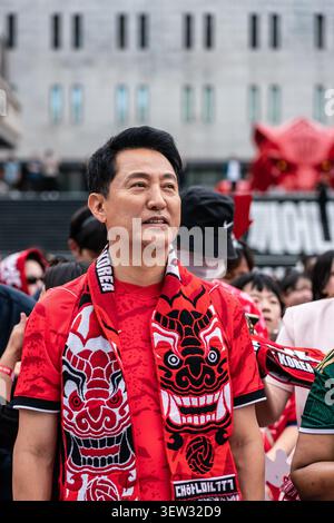 Séoul, Corée du Sud. 25 juin 2026. OH se-hoon, le maire de Séoul, encourage la Corée du Sud sur la place Gwanghwamun lors de la Coupe du monde de la FIFA 2026 le 3ème tour du groupe A match contre l'Afrique du Sud à Séoul. Les fans se rassemblent pour des acclamations de rue sur la place Gwanghwamun à Séoul avant le match de la Coupe du monde de la FIFA 2026 Groupe A opposant la Corée du Sud à l'Afrique du Sud. Crédit : SOPA images Limited/Alamy Live News Banque D'Images