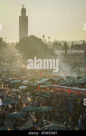 Marrakech, Maroc - 04 décembre 2017 : une vue aérienne capture le minaret de la mosquée Koutoubia surplombant la place animée Djemaa el-Fna à Marrake Banque D'Images