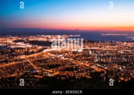 Les lumières d'une ville nocturne avec un horizon bleu bokeh circulaire. Les cercles de lumière abstraits colorés des lanternes de rue brouillaient dans la soirée crépusculaire. Banque D'Images