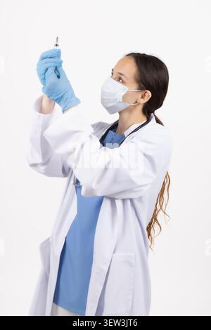 Médecin féminin professionnel posant à l'intérieur de l'environnement de studio Banque D'Images