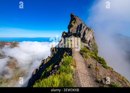 Ninho da Manta – un sentier pittoresque près du sommet du Pico do Arieiro sur l’île de Madère, au Portugal. Un sentier de montagne légendaire avec des falaises abruptes Banque D'Images