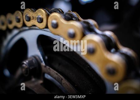Gros plan d'une chaîne de motocyclette et de composants de transmission avec une faible profondeur de champ. Banque D'Images