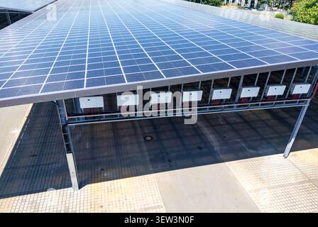 Hall d'usine avec panneaux solaires sur le toit, énergie renouvelable pour la production industrielle Banque D'Images