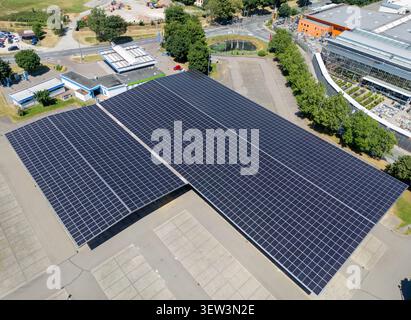 Hall d'usine avec panneaux solaires sur le toit, énergie renouvelable pour la production industrielle Banque D'Images