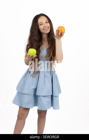 Belle jeune femme lors d'une séance de photoshoot en studio isolée Banque D'Images