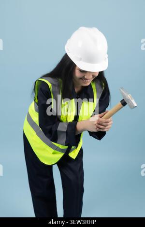 Ouvrière de construction industrielle portant un casque de protection blanc Banque D'Images