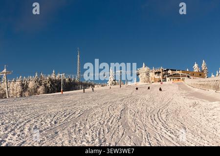 Paysage à couper le souffle dans la forêt bavaroise près de Mitterdorf - scène hivernale dynamique dans une station de ski, avec un clair Banque D'Images