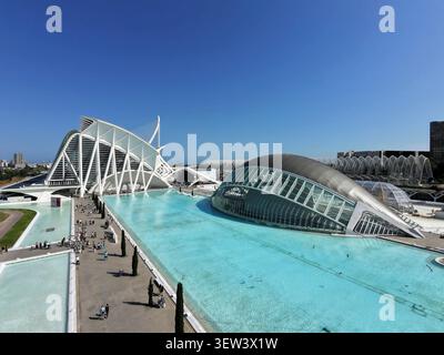 Vue grand angle de l'architecture futuriste emblématique de la Cité des Arts et des Sciences sous un ciel bleu clair à Valence, Espagne, Europe Banque D'Images