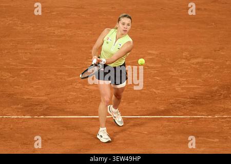 PARIS, FRANCE - 04 JUIN : Maja Chwalinska, polonaise, contre Diana Shnaider lors de leur demi-finale en simple féminin le jour douze du Fren 2026 Banque D'Images