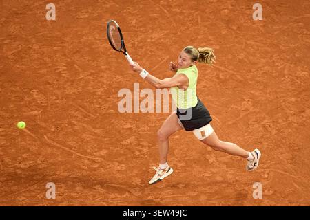 PARIS, FRANCE - 04 JUIN : Maja Chwalinska, polonaise, contre Diana Shnaider lors de leur demi-finale en simple féminin le jour douze du Fren 2026 Banque D'Images
