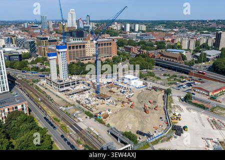 Vue aérienne d'un important chantier de construction dans le centre-ville de Leeds West Yorkshire Angleterre avec grues à tour de nouveaux bâtiments résidentiels sous constructi Banque D'Images