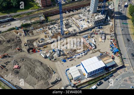 Vue aérienne d'un important chantier de construction dans le centre-ville de Leeds West Yorkshire Angleterre montrant grues à tour excavation travaux cadre en béton armé Banque D'Images