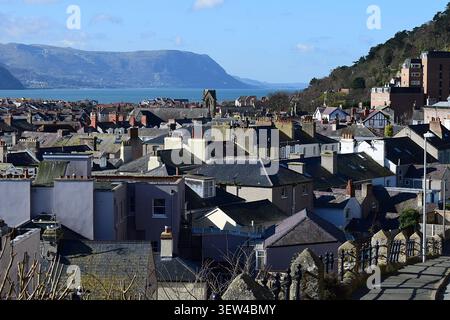 Llandudno, Conwy, pays de Galles – 20 mars 2020 : vue surélevée sur les toits vers la baie de Llandudno et la petite Orme Banque D'Images