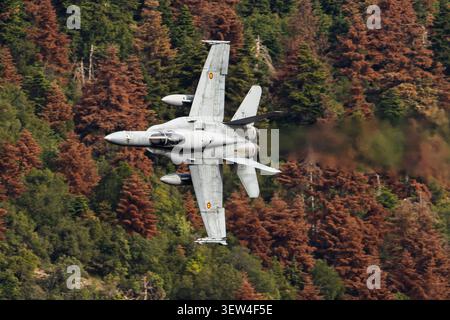 Force aérienne et spatiale espagnole McDonnell Douglas EF-18M Hornet effectue un vol d'entraînement à basse altitude à grande vitesse pendant l'exercice INIOCHOS 2025 en Grèce. Banque D'Images