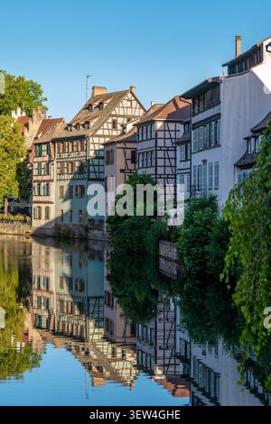 Façades de vieilles maisons traditionnelles le long de la rivière Ill dans le quartier pittoresque et touristique de la petite France de Strasbourg, France Banque D'Images