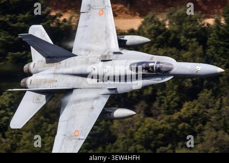 Force aérienne et spatiale espagnole McDonnell Douglas EF-18M Hornet effectue un vol d'entraînement à basse altitude à grande vitesse pendant l'exercice INIOCHOS 2025 en Grèce. Banque D'Images