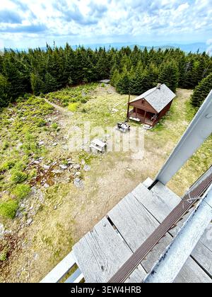 Vue depuis le sommet des marches de la tour de pompiers de Hunter Mountain. Vue exaltante sur les montagnes, la région, l'état de New York et au-delà. Banque D'Images