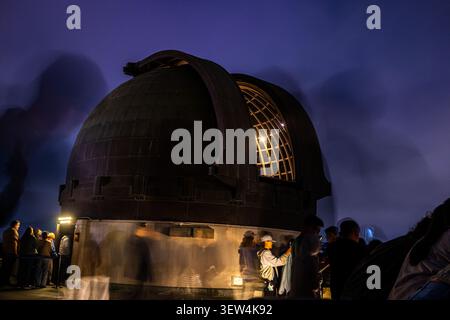 Le télescope réfringent Zeiss dans le dôme est de l'observatoire Griffith, Los Angeles, Californie, la nuit, le télescope le plus vu au monde Banque D'Images