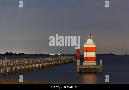 Vue nocturne des phares de la station balnéaire de Lignano Sabbiadoro, Italie Banque D'Images